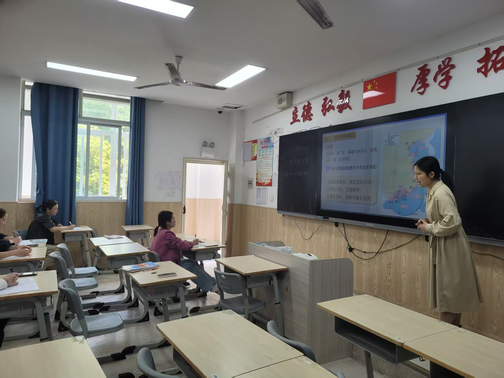 图片1黎虹老师授课.png